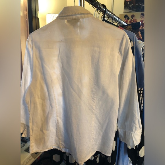 White Embroidered Floral Button-Up Shirt
Brand: Tracy M
Size XL - Picture 6 of 6